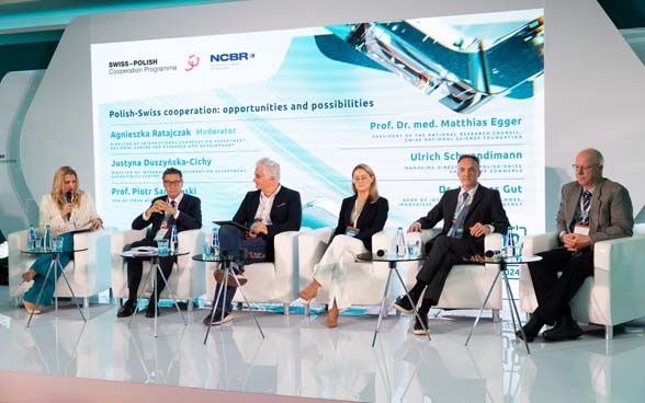 Sei partecipanti alla tavola rotonda tenutasi durante l’evento di lancio del programma «Ricerca e innovazione», frutto della cooperazione tra Svizzera e Polonia.Sei partecipanti alla tavola rotonda tenutasi durante l’evento di lancio del programma «Ricerca e innovazione», frutto della cooperazione tra Svizzera e Polonia.