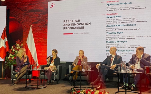 La foto monstra i appresentanti dell'amministrazione e della scienza che partecipano alla tavola rotonda. Discutono del programma svizzero-polacco "Ricerca e innovazione".