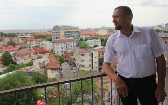 Francisc Giurgiu, presidente dell’associazione Opération Villages Roumains - Suisse, lato romeno, su una terrazza.