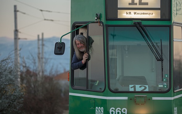 Tram con autista che guarda fuori dal finestrino