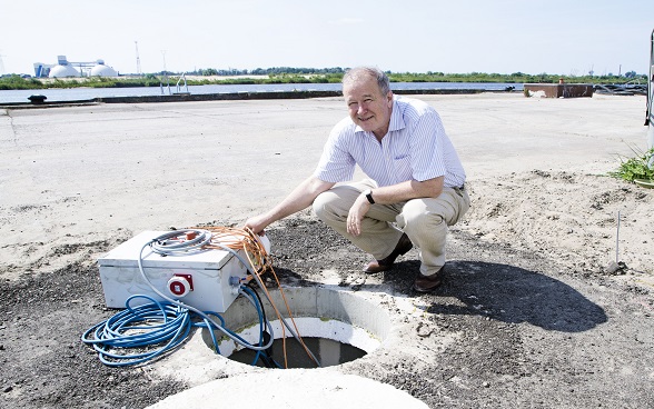 Ein Mann vor Sanierungsbohrloch