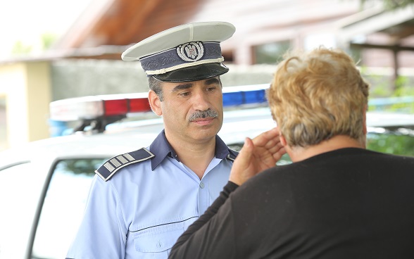 Ein Polizist hört einer Anwohnerin zu