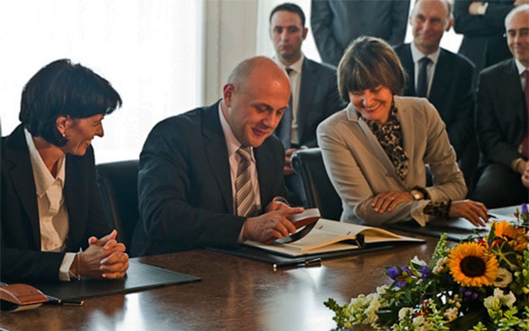 Bundespräsidentin Doris Leuthard und Bundesrätin Micheline Calmy-Rey mit dem bulgarischen Minister für die EU-Fonds-Verwaltung Tomislav Donchev bei der Unterzeichnung des Rahmenabkommens zwischen der Schweiz und Bulgarien in Bern, 2010. 