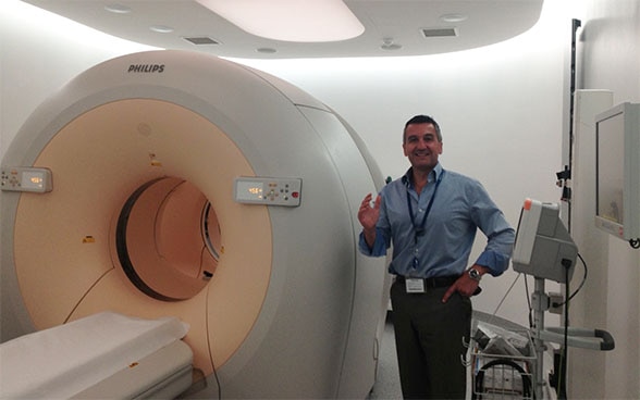 Dr. Anthony Samuel Facharzt Nuklearmedizin Vorsteher der Radiologieabteilung des Mater-Dei-Spitals präsentiert den PET-Scanner.