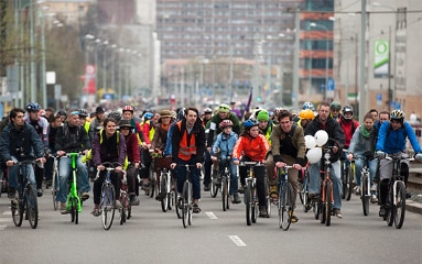 Eine grosse Gruppe Fahrradfahrer in einer Stadt