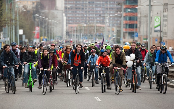 Nuée de cyclistes dans une ville