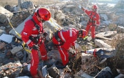 Membri dei pompieri e del corpo di salvataggio su un terreno pieno di calcinacci in Slovacchia