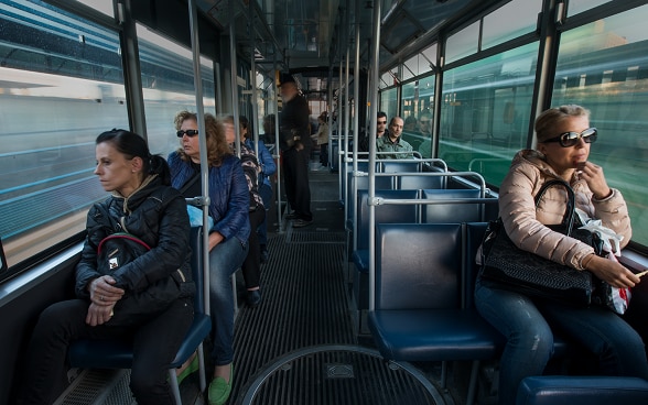 Personnes assises dans le tram.