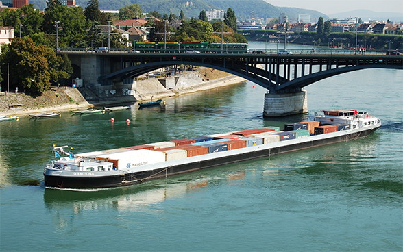 Le bateau porte-conteneurs "Graciosa" sur le Rhin